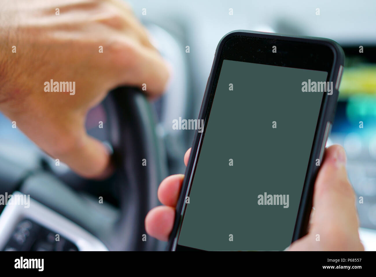 Ne pas le texte et drive ! Les sms sont un homme avec un doigt bien qu'une voiture arrive en face. Se concentrer sur le doigt, l'accent sur smartphone, se concentrer sur la voiture. Banque D'Images