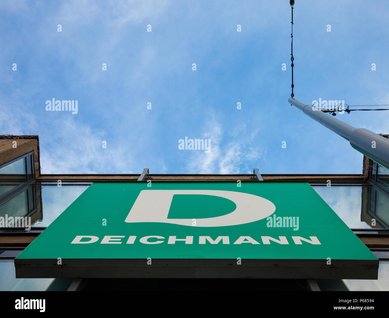 BELGRADE, SERBIE - 17 juin 2018 : Logo du principal magasin Deichmann à Belgrade. Deichmann est une chaussure de sport allemande et chaîne de magasins répartis dans Banque D'Images