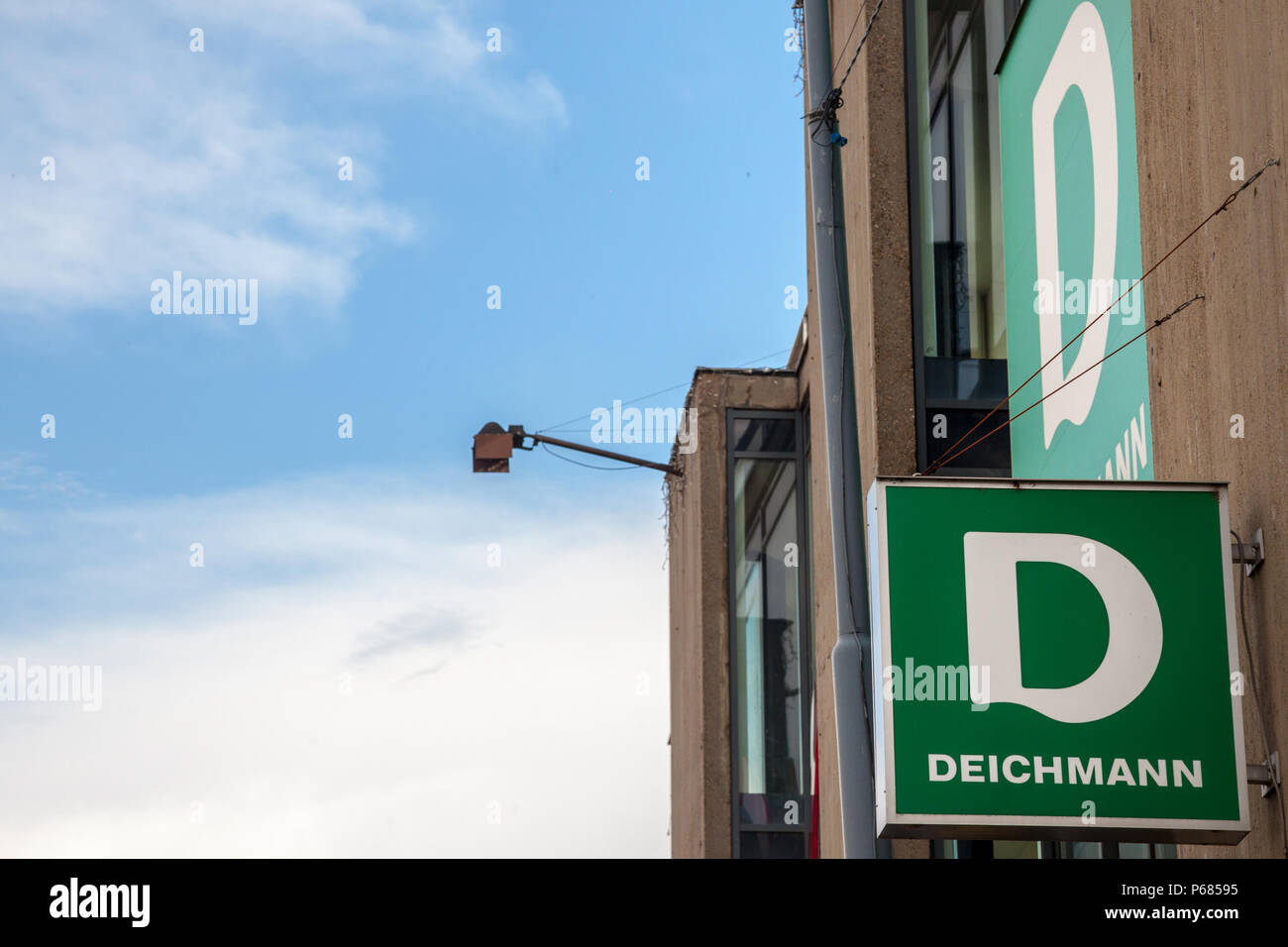 BELGRADE, SERBIE - 17 juin 2018 : Logo du principal magasin Deichmann à Belgrade. Deichmann est une chaussure de sport allemande et chaîne de magasins répartis dans Banque D'Images
