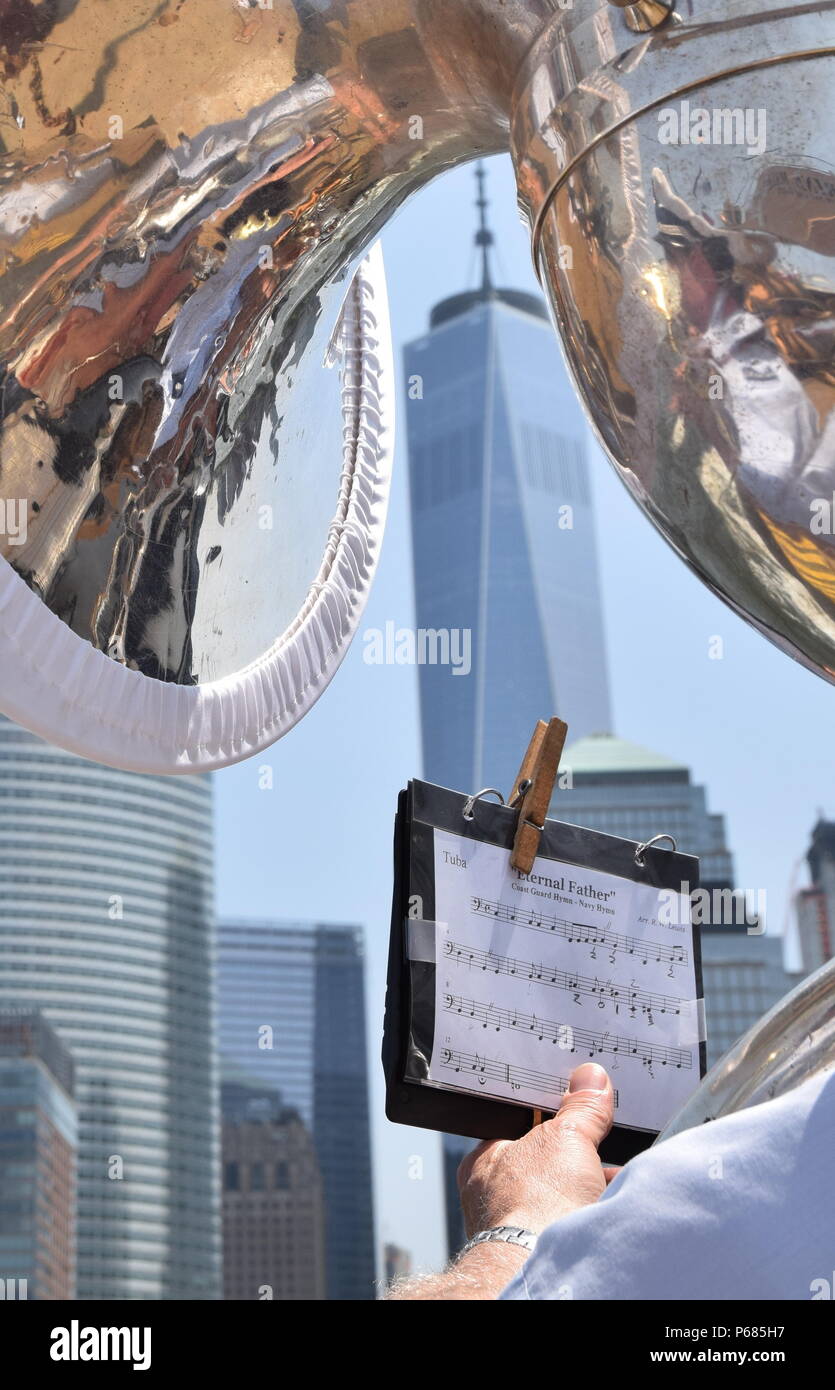 NEW YORK (25 mai 2016) - Un sousaphone player avec la Garde côtière auxiliaire des États-Unis Groupe joue l'hymne de la Marine "père éternel" comme il navigue passé One World Trade Center et le site de l'11 Septembre Memorial & Museum à bord du garde-côte américain Katherine Walker WLM (552) au cours de la Fleet Week New York 2016 Parade de voiles. Plus de 4 500 marins, marines et gardes côte de 14 navires, y compris la Marine royale canadienne sont en ordre décroissant sur la ville pour FWNY, maintenant dans sa 28e année, d'interagir avec les habitants de New York et la région des trois états, en renforçant la awarenes Banque D'Images