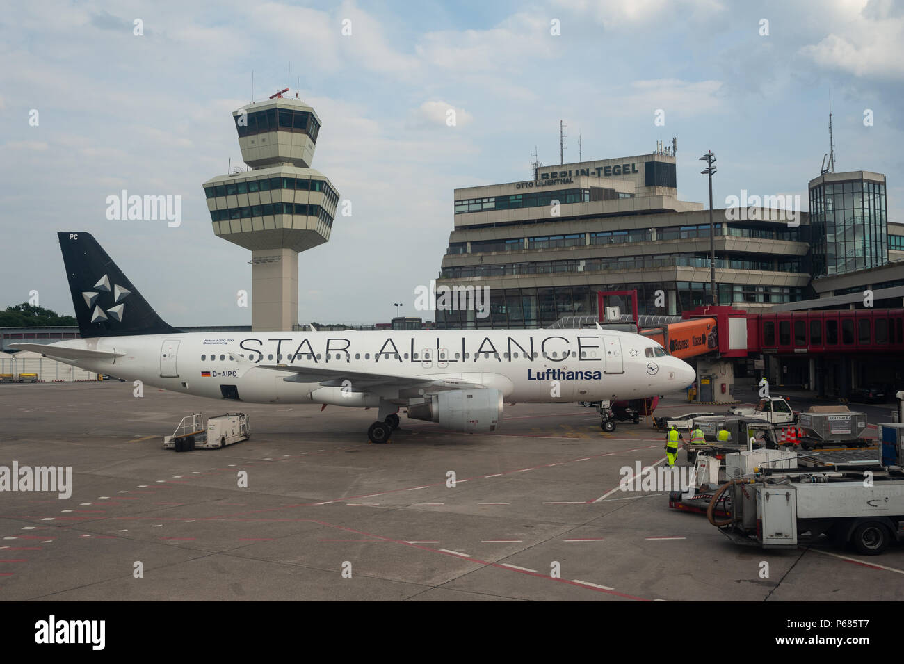 16.06.2018, Berlin, Allemagne, Europe - un avion de passagers de Lufthansa est parqué sur une porte à l'aéroport de Tegel. Banque D'Images