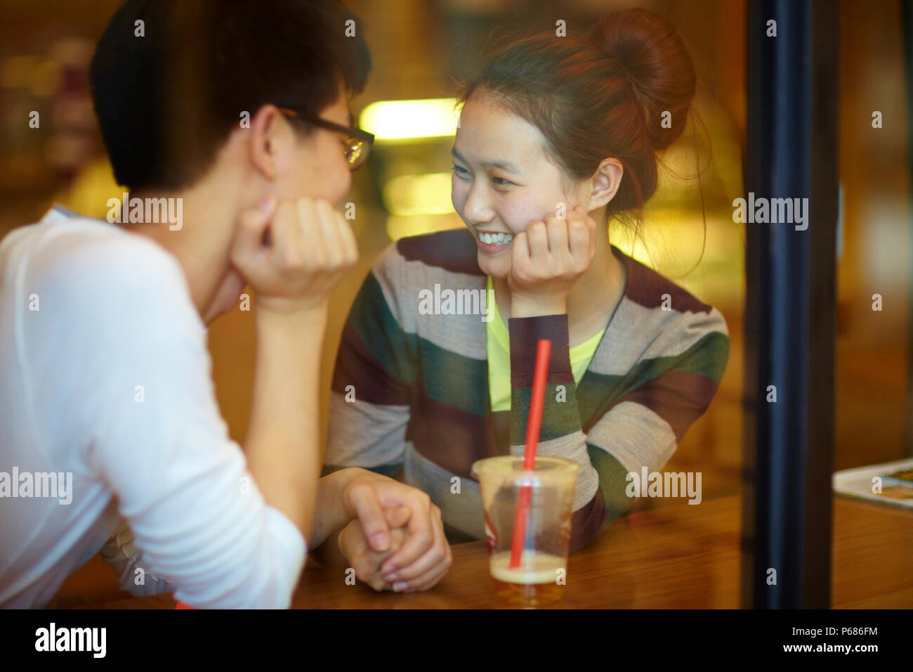 Les jeunes Chinois dans cafe en utilisant tablette avec sa petite amie piscine Banque D'Images