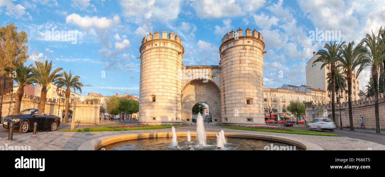 Badajoz, Espagne - avril 14th, 2013 : La Puerta Palmas rond-point, ancienne porte d'entrée à Badajoz du Portugal. Vue panoramique tourné Banque D'Images