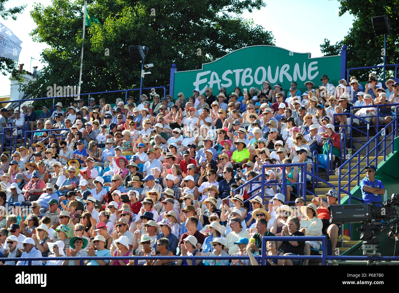 Tennis fans profiter du soleil pendant la Nature Valley le tournoi international de tennis du Devonshire Park à Eastbourne East Sussex UK. 25 Juin 2018 Banque D'Images