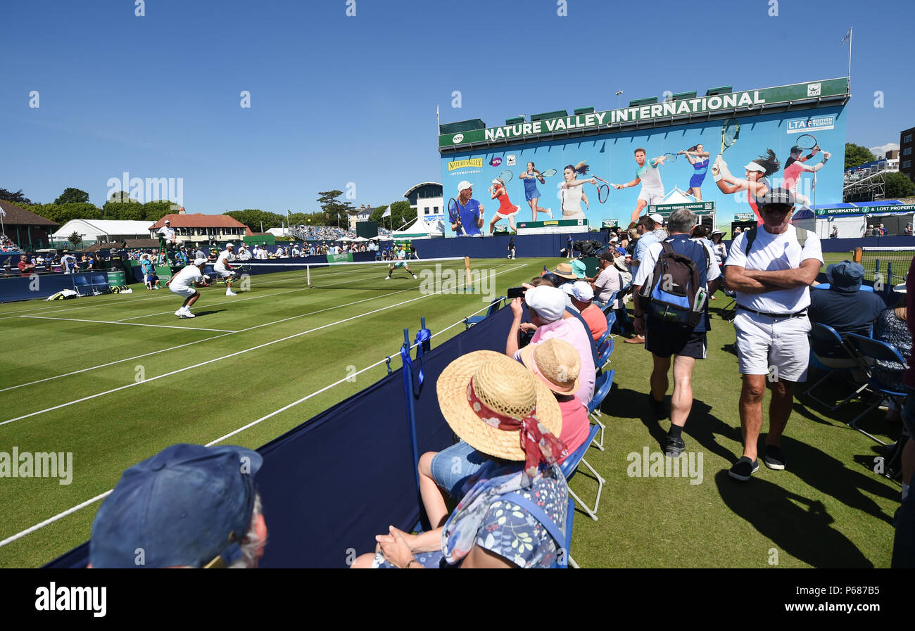 Tennis fans profiter du soleil pendant la Nature Valley le tournoi international de tennis du Devonshire Park à Eastbourne East Sussex UK. 25 Juin 2018 Banque D'Images