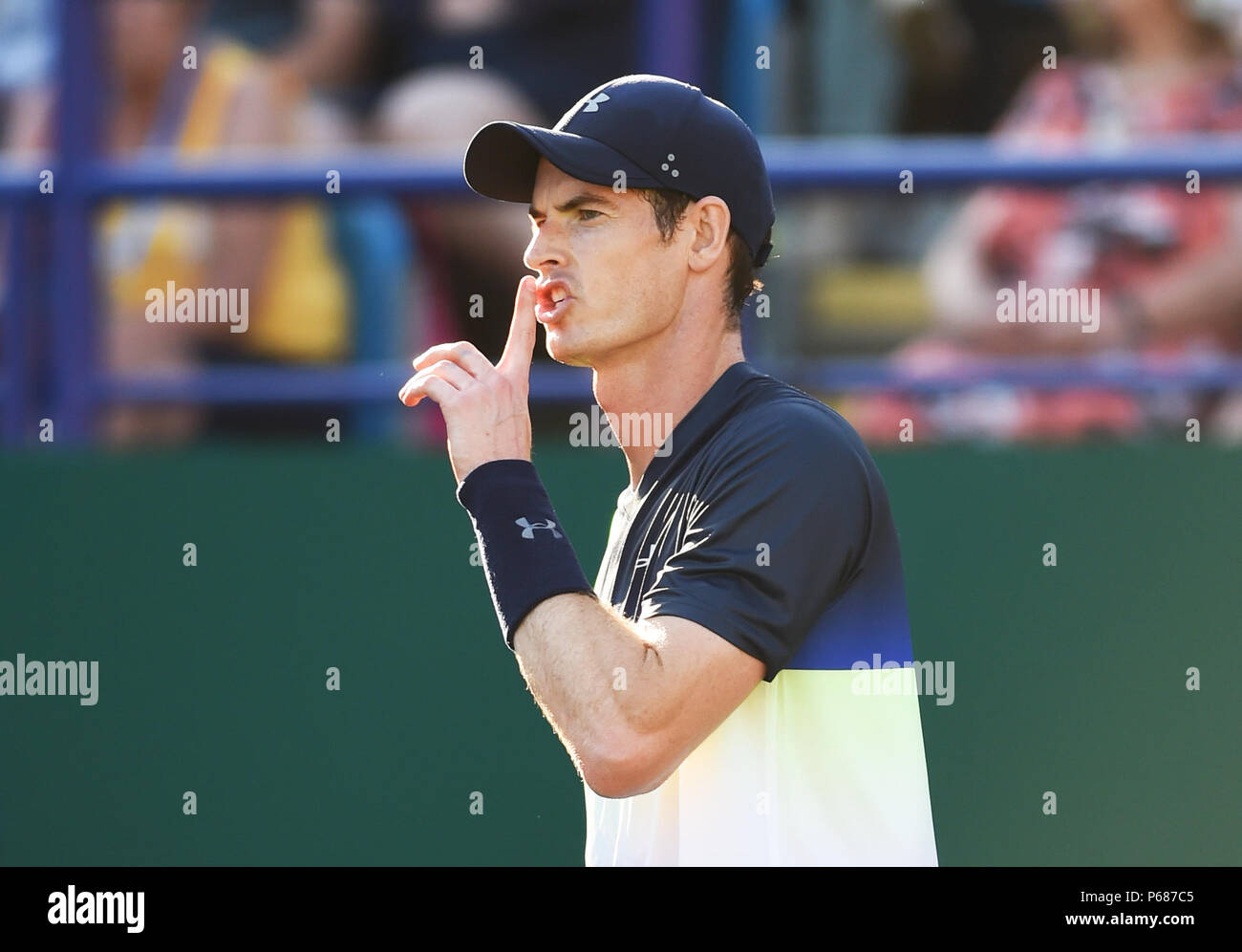 Andy Murray de Grande-Bretagne fait un geste de chuchotement dans son match avec Stan Wawrinka de la Suisse pendant la Nature Valley le tournoi international de tennis du Devonshire Park à Eastbourne East Sussex UK. 25 Juin 2018 Banque D'Images