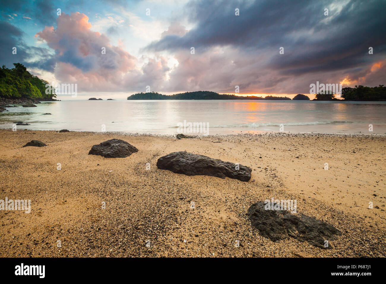 Beau lever de soleil à l'île de Coiba, la côte Pacifique, la province de Veraguas, République du Panama. Banque D'Images