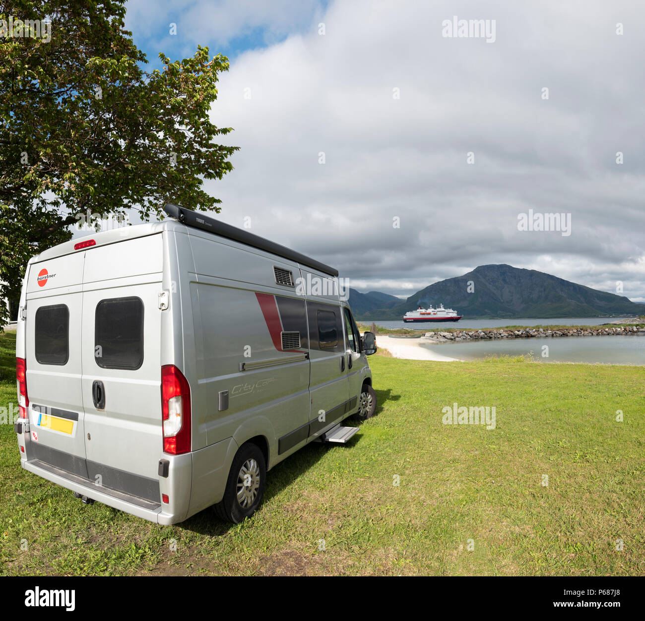 Burstner motor caravan à Torghatten camping, la Norvège. Banque D'Images