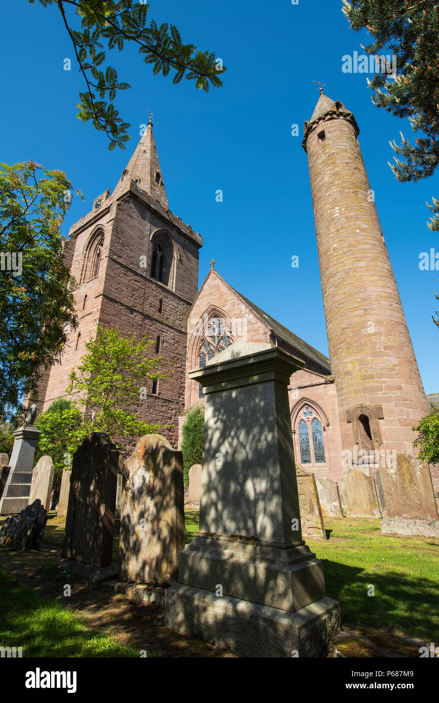 Brechin Cathedral et Tour Ronde, Angus, Scotland. Banque D'Images