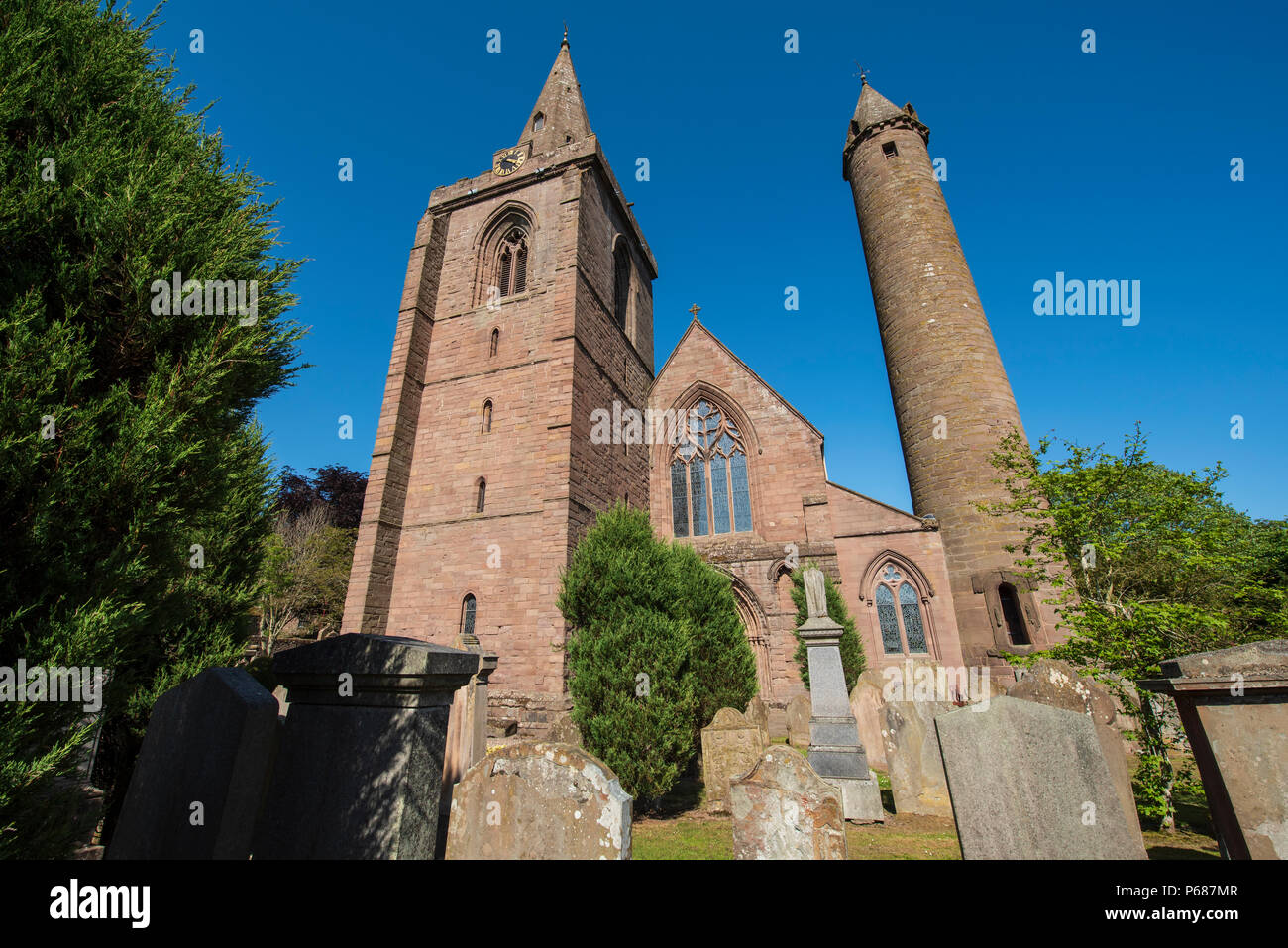 Brechin Cathedral et Tour Ronde, Angus, Scotland. Banque D'Images