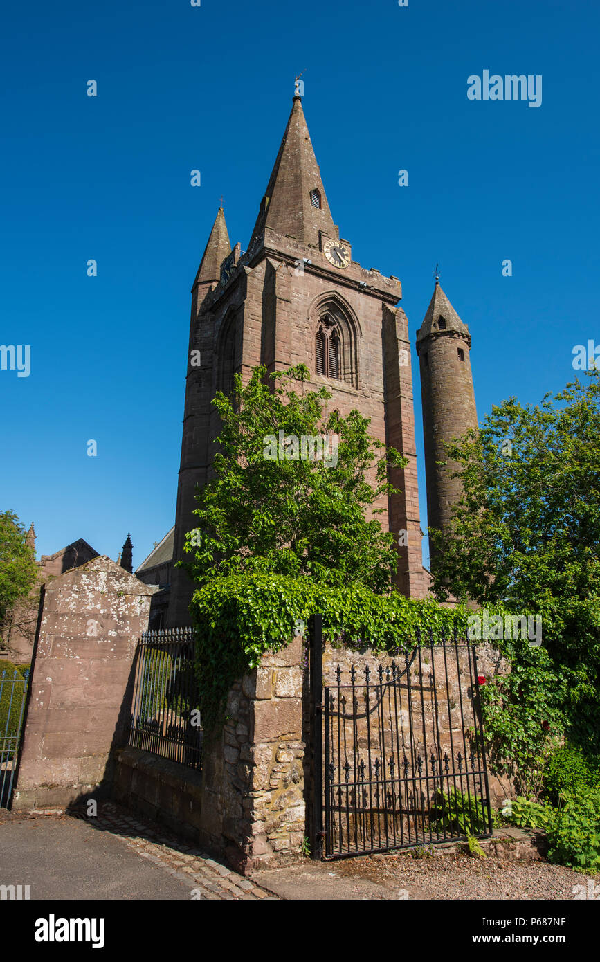 Brechin Cathedral et Tour Ronde, Angus, Scotland. Banque D'Images