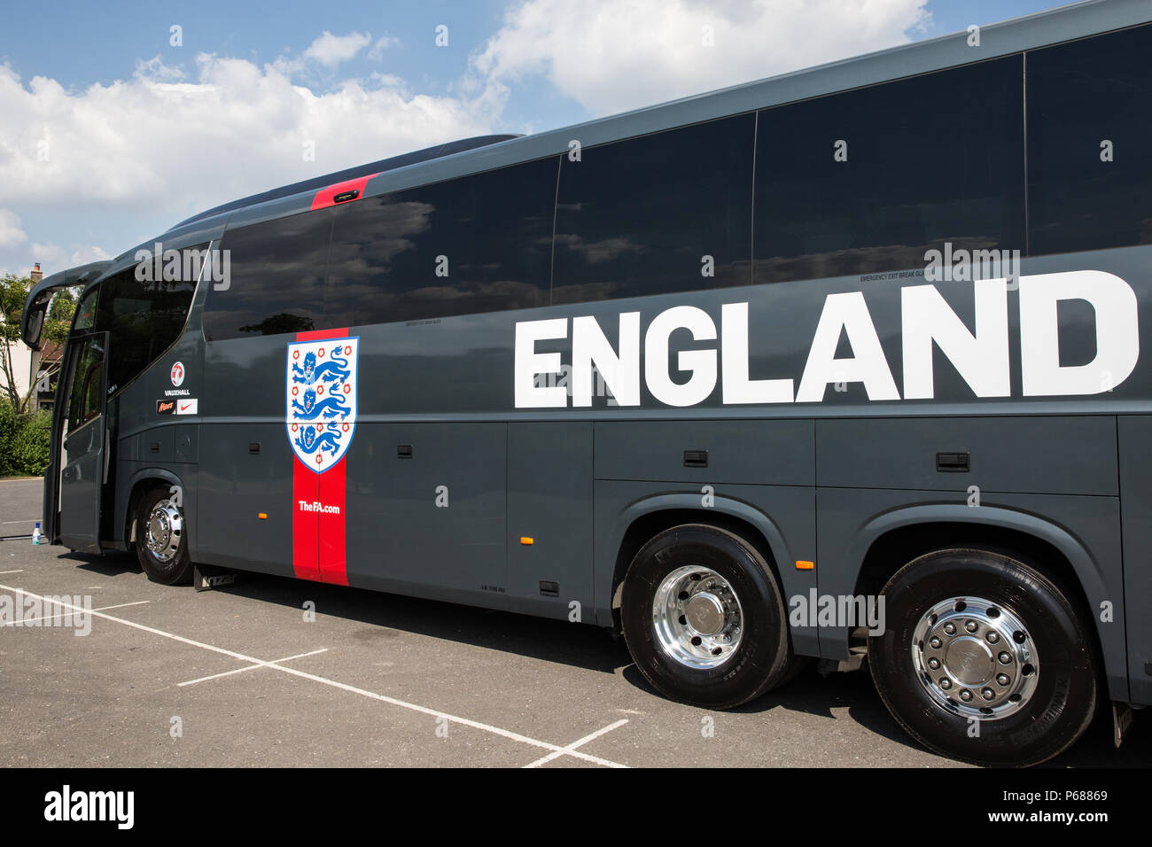 Englefield Green, Royaume-Uni. 28 juin 2018. Un entraîneur de football association stationné à Windsor Great Park utilisé pour transporter l'équipe d'Angleterre. L'équipe d'Angleterre est prévue pour jouer contre la Belgique dans la région de Kaliningrad dans le 2018 FIFA World Cup ce soir. Credit : Mark Kerrison/Alamy Live News Banque D'Images