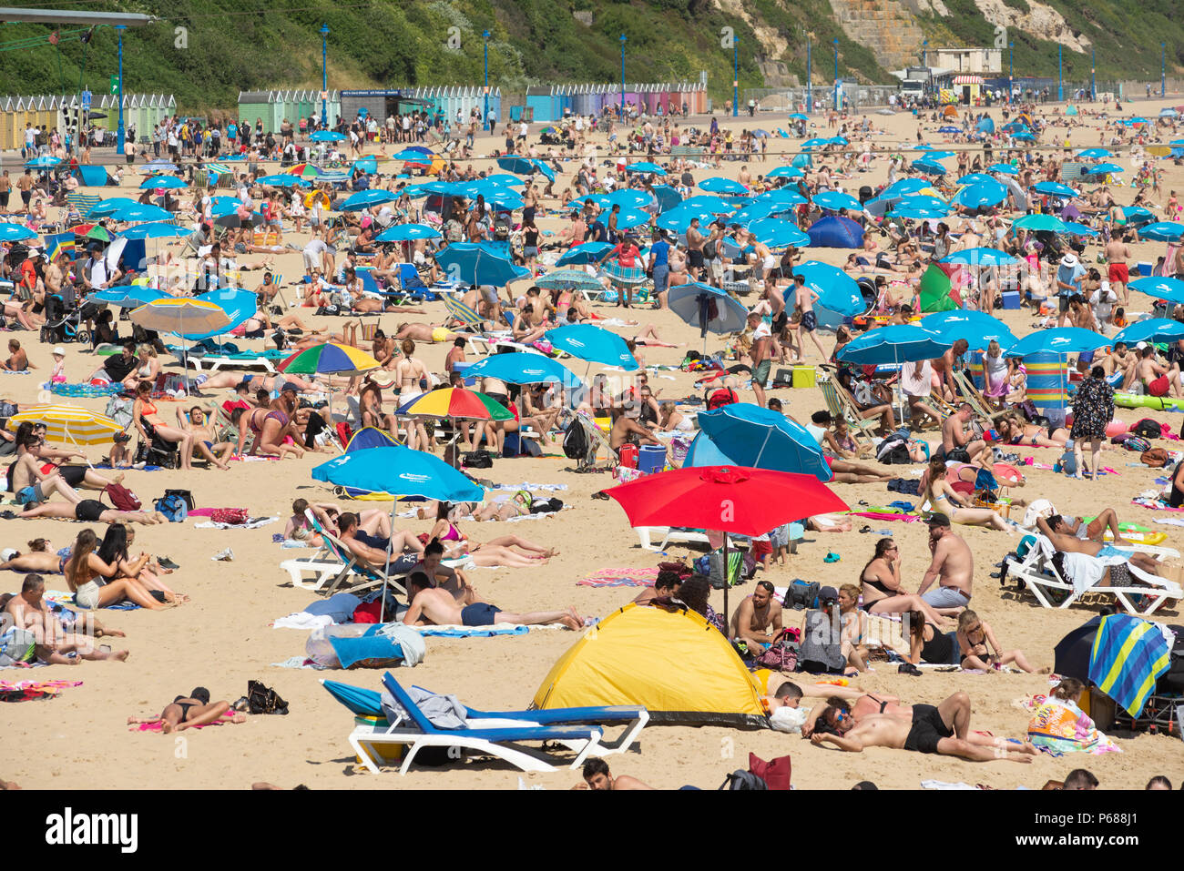 Bournemouth, Dorset, UK, 2018 canicule. Les gens sur une plage de sable sur la côte sud de l'Angleterre par temps chaud. Banque D'Images