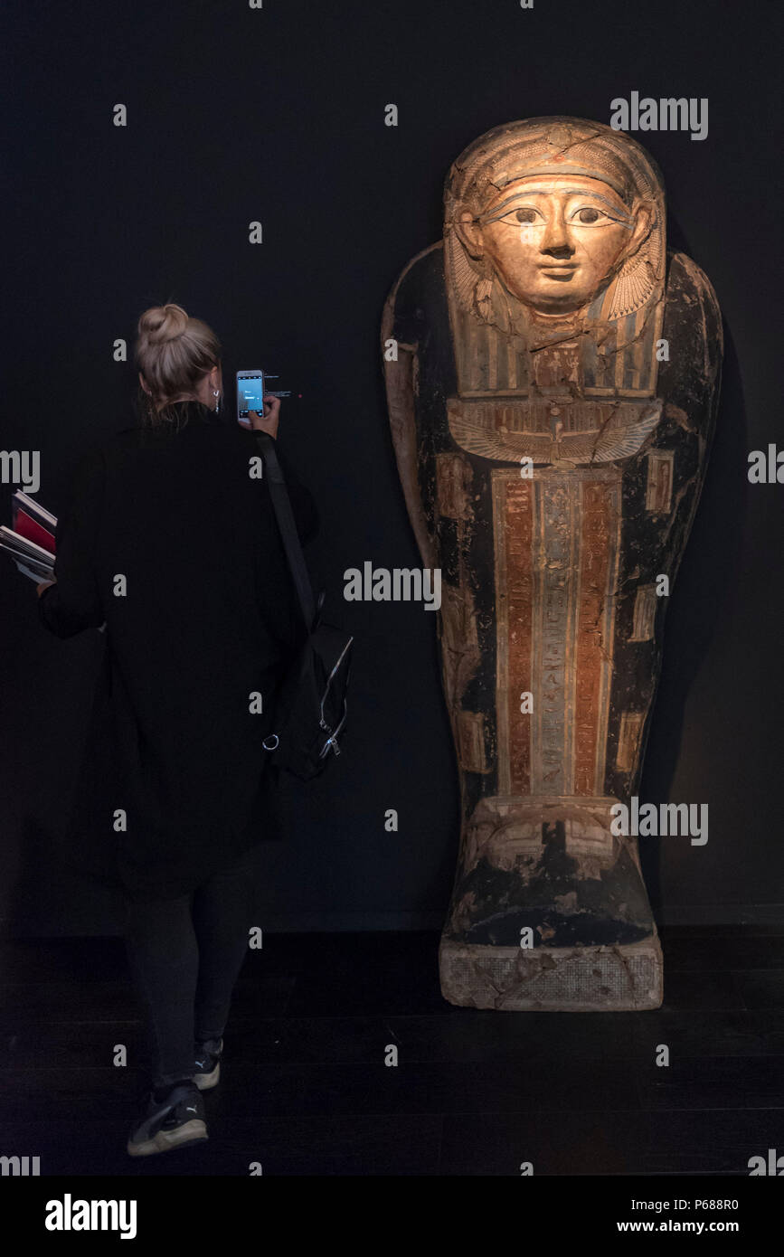 Londres, Royaume-Uni. 28 juin 2018. Un visiteur consulte une «sarcophage égyptien cover', 4e siècle avant J.-C.. Les membres du public visiter Londres Chef-d, le leader mondial de la collecte de la foire de l'art qui a eu lieu dans l'enceinte de l'Hôpital Royal de Chelsea. La foire réunit 160 exposants internationaux la présentation des œuvres de l'antiquité à nos jours et s'étend du 28 juin au 4 juillet 2018. Crédit : Stephen Chung / Alamy Live News Banque D'Images