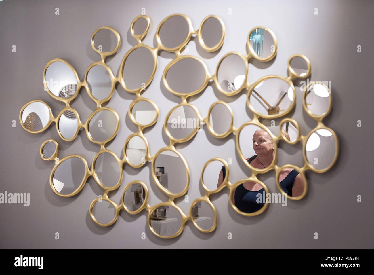 Londres, Royaume-Uni. 28 juin 2018. Une femme regarde 'Mulux" miroir, 2014,  par Hubert Le Gall. Les membres du public visiter Londres Chef-d, le leader  mondial de la collecte de la foire de