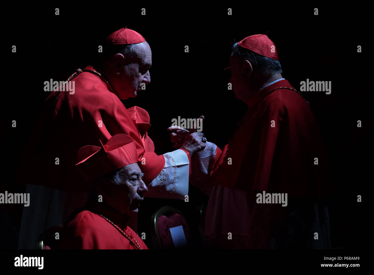 La cité du Vatican. 28 Juin, 2018. (Saint-siège) LE PAPE FRANÇOIS . créer 14 nouveaux cardinaux de l'Iraq, du Pakistan, de l'Italie, la Pologne, le Pérou, le Japon, Madagascar et plusieurs officiels du Vatican. Les 11 nouveaux cardinaux âgés de moins de 80 ans, seront des participants actifs dans un futur Conclave. La cérémonie a été dans la Basilique Saint-Pierre au Vatican : Evandro Inetti de crédit/ZUMA/Alamy Fil Live News Banque D'Images