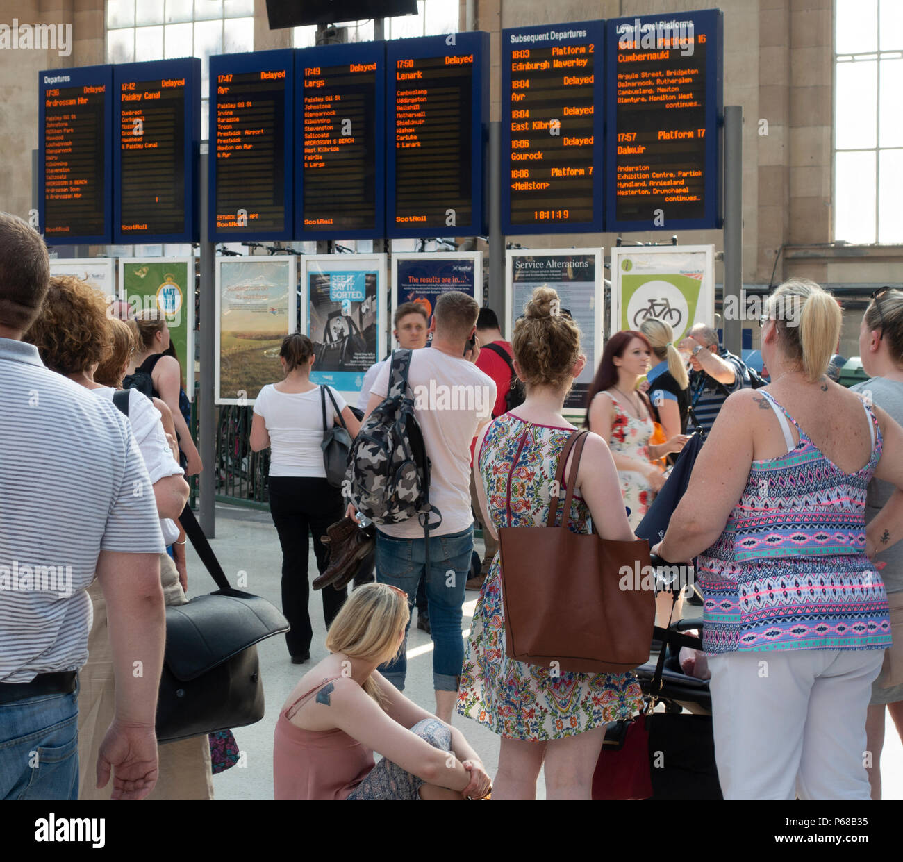 Glasgow, Ecosse, Royaume-Uni. 28 juin 2018. Les passagers dans le grand hall de la gare centrale de Glasgow attends des nouvelles de départs, après que la plupart des trains aux heures de pointe en début de soirée ont été retardé ou annulé en raison de pannes de signalisation ou l'imposition de limitations de vitesse. Banque D'Images