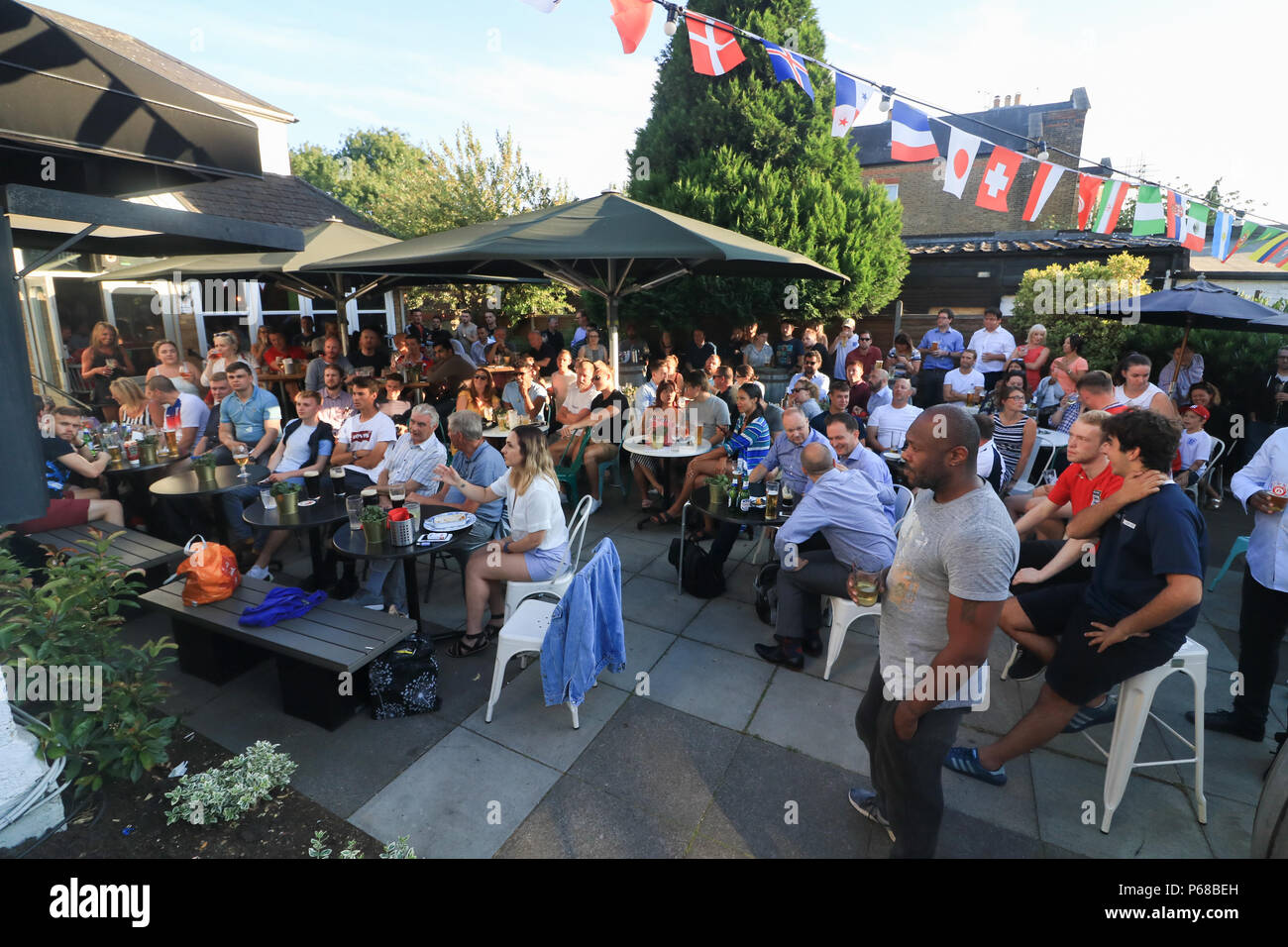 London UK. 28 juin 2018. Wimbledon Wimbledon : Pub est rempli de fans qui viennent pour voir le groupe G choc entre l'Angleterre et la Belgique à Kaliningrad, qui sera décidé le gagnant du groupe Crédit : amer ghazzal/Alamy Live News Banque D'Images