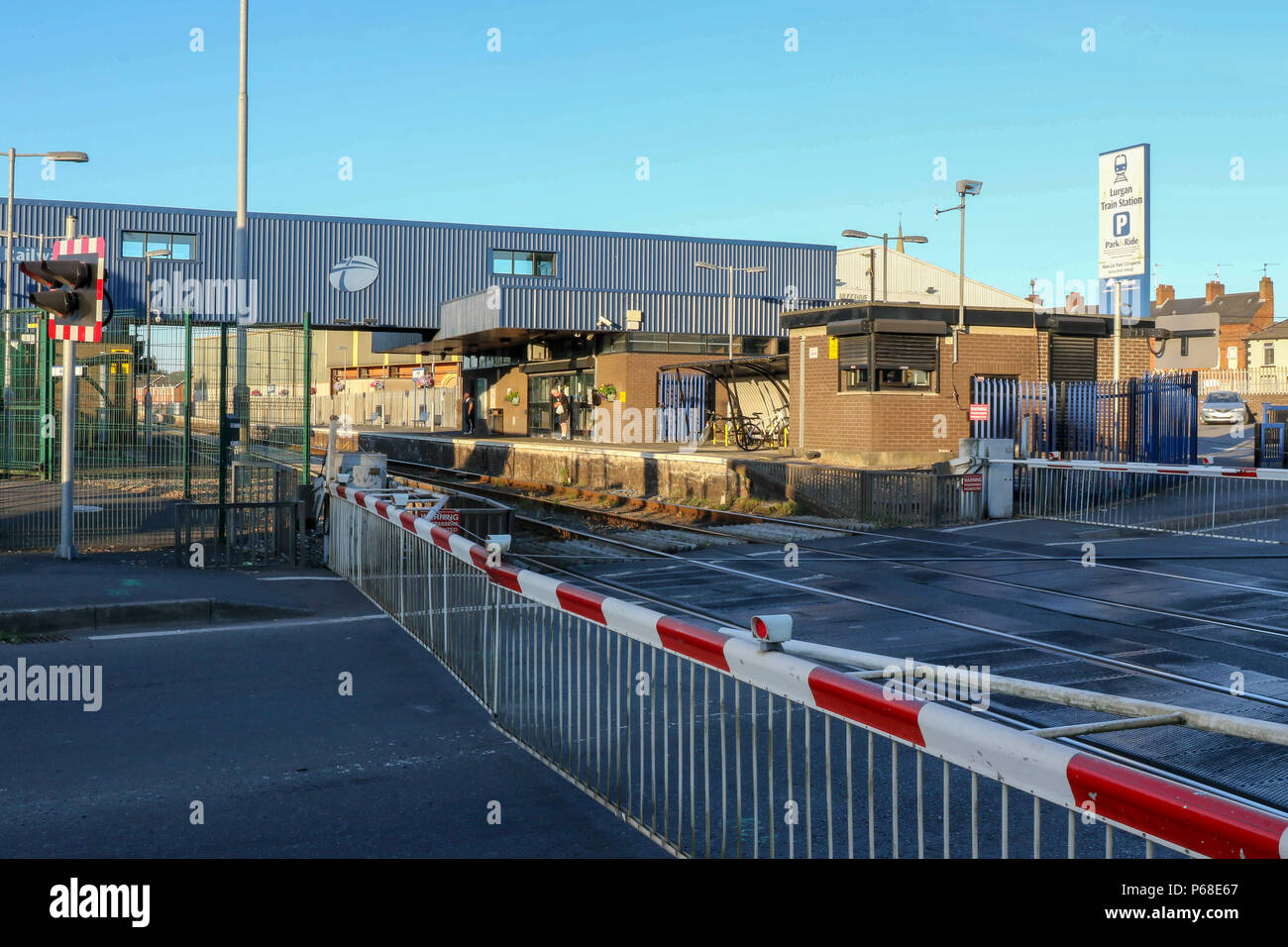 Lurgan Gare, Lurgan, Irlande du Nord. 28 juin 2018. UK - vitesse des trains dans l'ensemble du réseau ferroviaire de l'Irlande du Nord ont été réduites en raison de préoccupations que les lignes ferroviaires pourraient bomber compte tenu de la canicule de l'ensemble du pays. Ce qui à son tour signifie des retards pour les passagers. Lurgan gare ce soir comme passagers attendent dans le soleil chaud pour le train d'arriver. Crédit : David Hunter/Alamy Live News. Banque D'Images