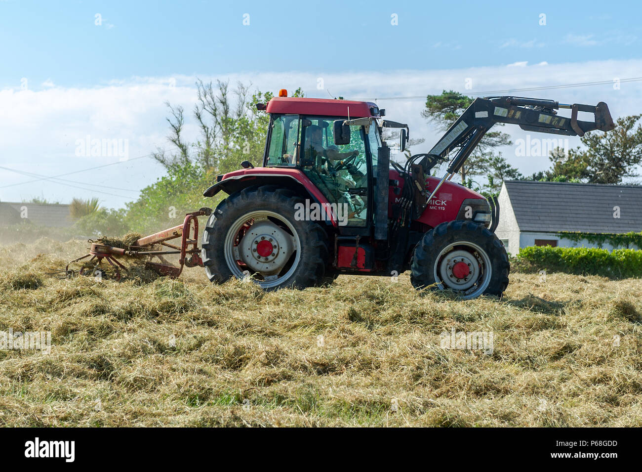 Schull, West Cork, Irlande. 29 juin 2018. Un agriculteur travaille sur l'ensilage dans son champ, en exploitant au maximum le temps sec pendant qu'il dure. Les températures resteront au milieu des années 20 Celsius pour le reste du week-end, mais la pluie est prévue à partir de lundi. Crédit : AG News/Alay Live News. Banque D'Images