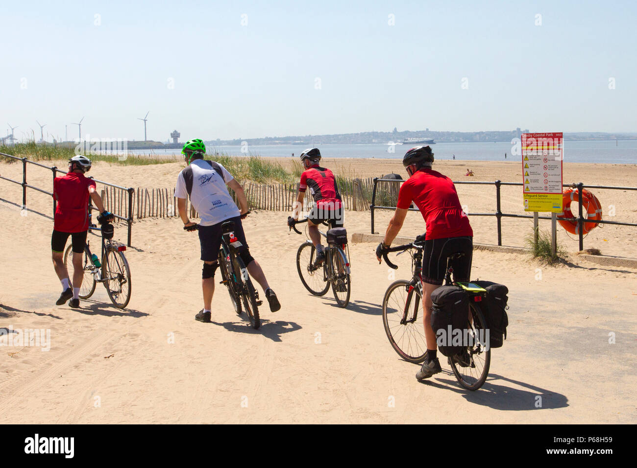 Quatre cyclistes sur la piste côtière de Crosby, Merseyside. 29 juin 2018. Météo au Royaume-Uni : des étés ensoleillés et lumineux sur la côte, les résidents et les vacanciers profitent du soleil sur la plage primée. Banque D'Images