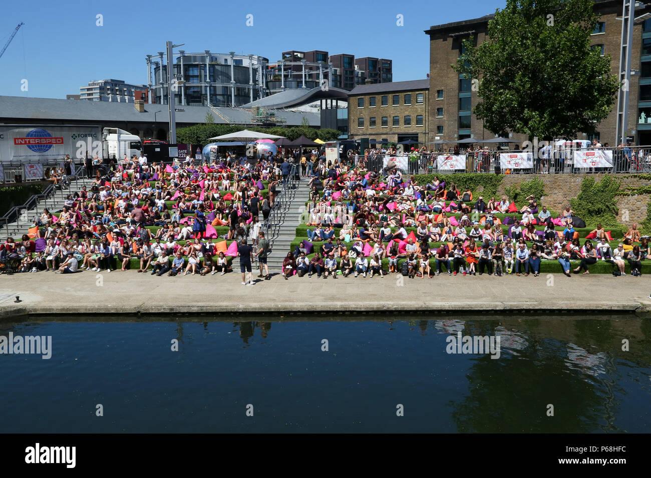 Grenier Square. Londres. Royaume-uni 29 juin 2018 - les travailleurs de la ville et les touristes profiter une autre journée chaude dans le grenier Square, Londres près de Regents Canal assis sur des coussins colorés tout en regardant le Roi Lion film sur un grand écran LED. Selon le Met Office, Juin a été le mois le plus sec jamais enregistré. Credit : Dinendra Haria/Alamy Live News Banque D'Images