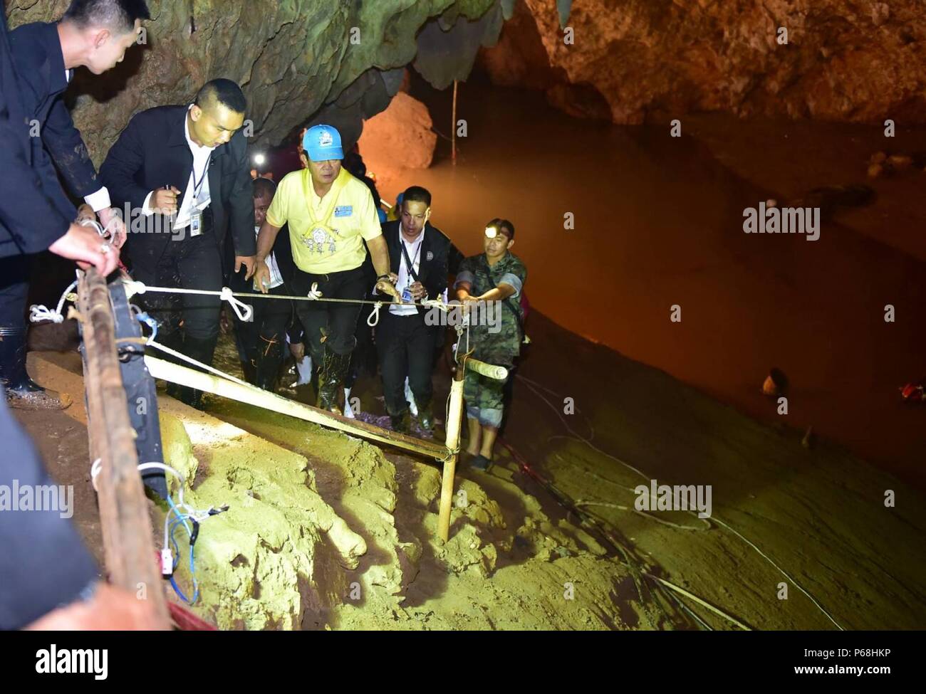 Chiang Rai. 29 Juin, 2018. Premier Ministre thaïlandais Prayut Chan-o-cha (C) inspecte Tham Luang Nam Khun Nang Cave Mae Sai Non dans le district de Chiang Rai, au nord de la Thaïlande, le 29 juin 2018. Prayut Chan-o-cha le vendredi a visité la grotte inondée où les sauveteurs ont été à la recherche de 12 garçons et de leur entraîneur de football manquant pour six jours et encouragé leurs proches de ne pas perdre espoir. Source : Xinhua/Alamy Live News Banque D'Images