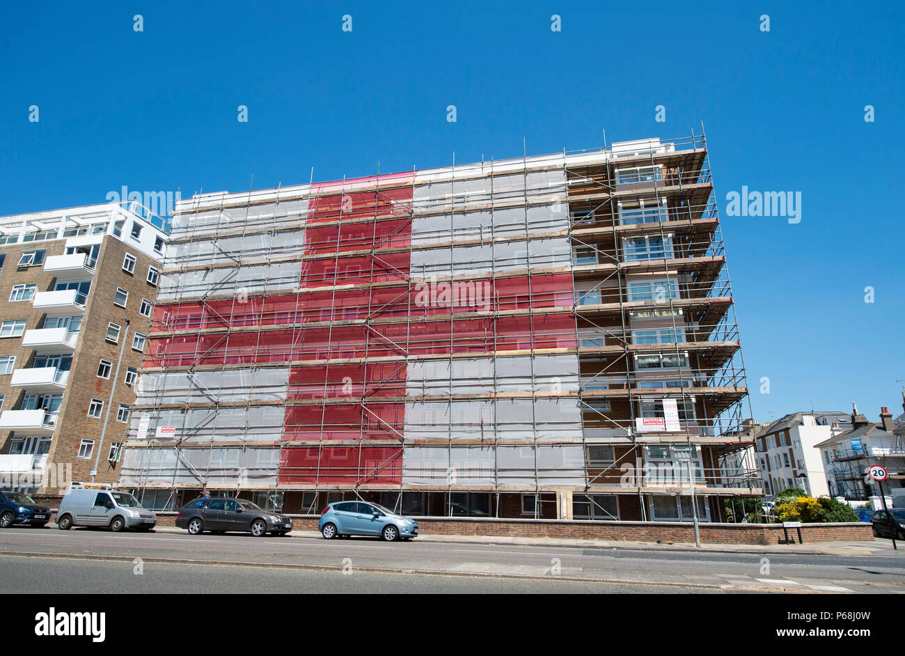 Hove Brighton, Royaume-Uni. 29 Juin, 2018. Un géant de l'Angleterre drapeau Croix St Georges a été mis en place par scaffolders sur un bloc d'appartements à St Catherines terrasse le long du front de mer près de Brighton Hove . Le 120ft par 60ft drapeau a été mis en place par Seasons échafaudages en soutien de l'Angleterre dans la Coupe du Monde 2018 qui aura lieu en Russie avec leur prochaine série de jeu à venir contre la Colombie au début de la semaine prochaine Crédit : Simon Dack/Alamy Live News Banque D'Images