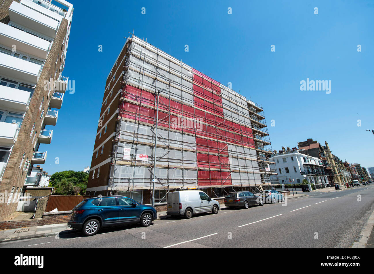 Hove Brighton, Royaume-Uni. 29 Juin, 2018. Un géant de l'Angleterre drapeau Croix St Georges a été mis en place par scaffolders sur un bloc d'appartements à St Catherines terrasse le long du front de mer près de Brighton Hove . Le 120ft par 60ft drapeau a été mis en place par Seasons échafaudages en soutien de l'Angleterre dans la Coupe du Monde 2018 qui aura lieu en Russie avec leur prochaine série de jeu à venir contre la Colombie au début de la semaine prochaine Crédit : Simon Dack/Alamy Live News Banque D'Images