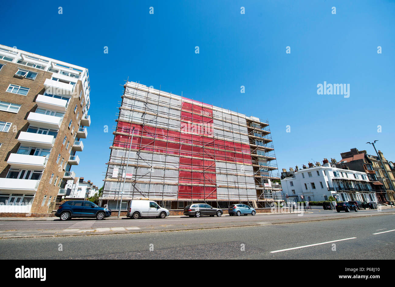 Hove Brighton, Royaume-Uni. 29 Juin, 2018. Un géant de l'Angleterre drapeau Croix St Georges a été mis en place par scaffolders sur un bloc d'appartements à St Catherines terrasse le long du front de mer près de Brighton Hove . Le 120ft par 60ft drapeau a été mis en place par Seasons échafaudages en soutien de l'Angleterre dans la Coupe du Monde 2018 qui aura lieu en Russie avec leur prochaine série de jeu à venir contre la Colombie au début de la semaine prochaine Crédit : Simon Dack/Alamy Live News Banque D'Images