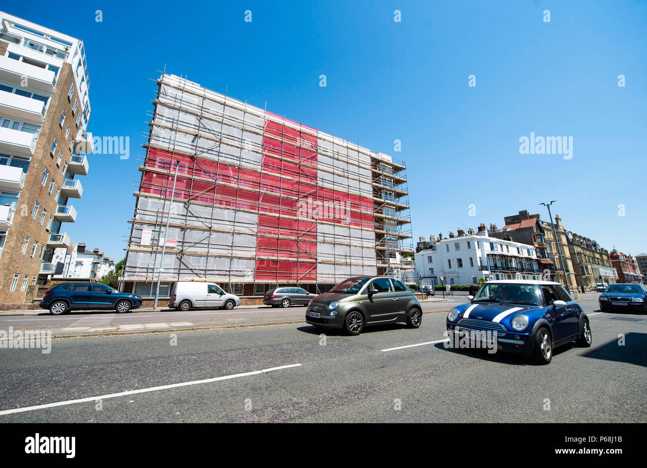 Hove Brighton, Royaume-Uni. 29 Juin, 2018. Un géant de l'Angleterre drapeau Croix St Georges a été mis en place par scaffolders sur un bloc d'appartements à St Catherines terrasse le long du front de mer près de Brighton Hove . Le 120ft par 60ft drapeau a été mis en place par Seasons échafaudages en soutien de l'Angleterre dans la Coupe du Monde 2018 qui aura lieu en Russie avec leur prochaine série de jeu à venir contre la Colombie au début de la semaine prochaine Crédit : Simon Dack/Alamy Live News Banque D'Images