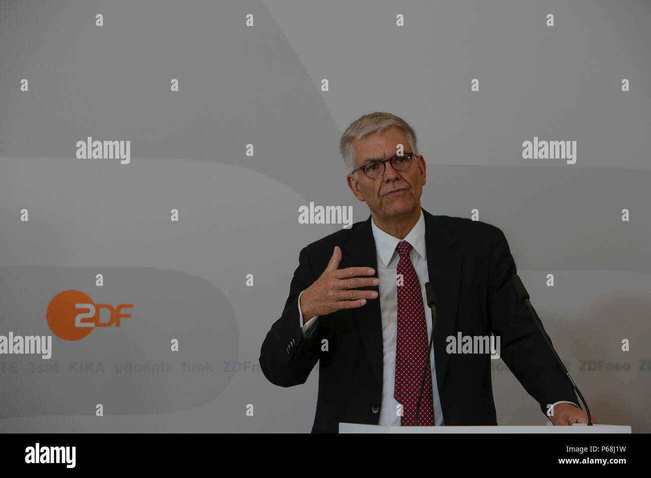 Mainz, Allemagne. 29 juin 2018. Thomas Bellut, le directeur général (Intendant) de la ZDF, traite de la conférence de presse. Le Conseil de la télévision publique allemande ZDF-service de radiodiffusion télévisuelle (Zweites Deutsches Fernsehen) se sont rencontrés pour leur 9. réunion de son XV. durée du mandat à Mayence. La présidente de la Commission Télévision de Marlehn Thieme a été réélu à son poste à la date prévue de l'élection de mi-parcours des 3 sièges du présidium. Crédit : Michael Debets/Alamy Live News Banque D'Images