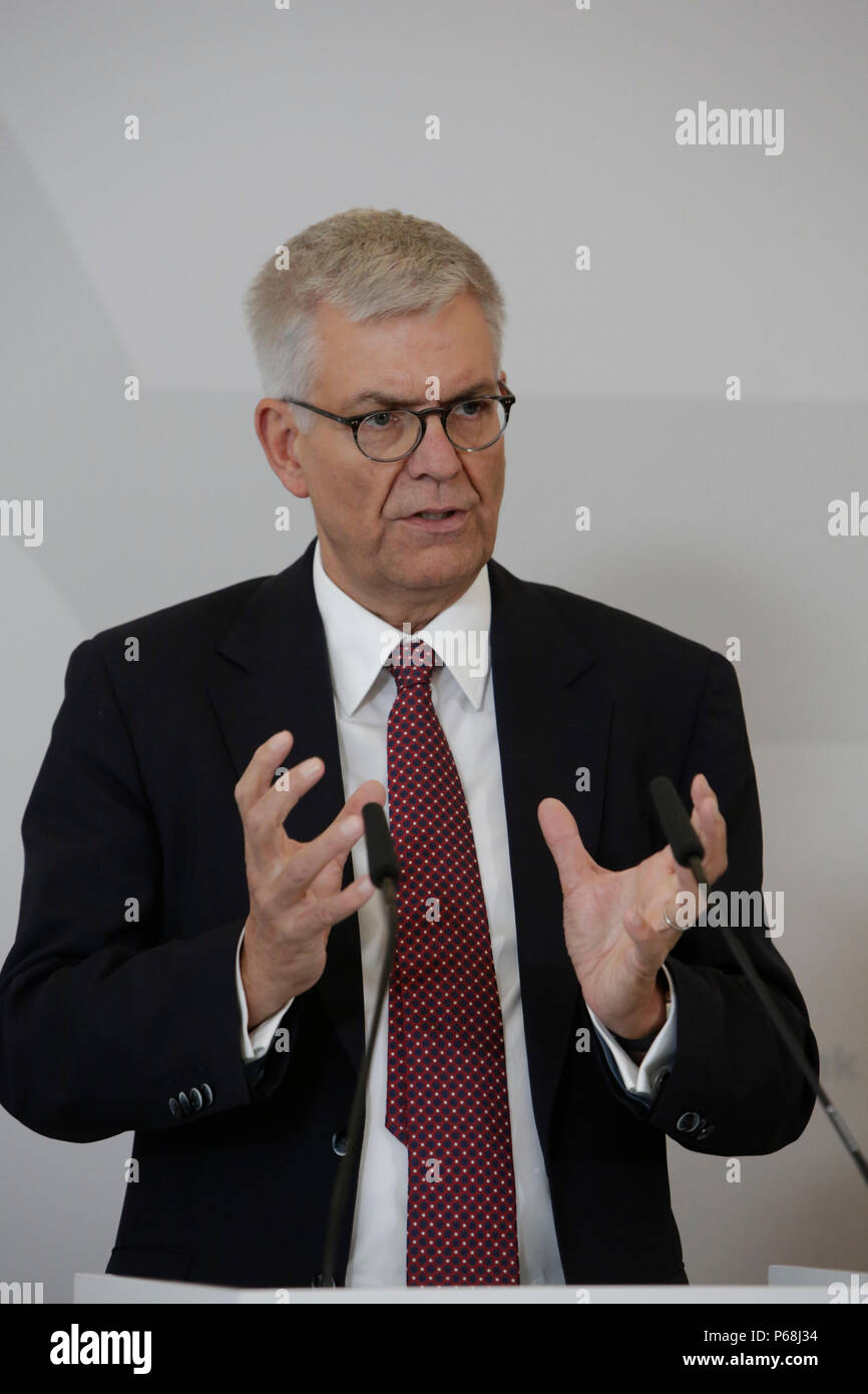 Mainz, Allemagne. 29 juin 2018. Thomas Bellut, le directeur général (Intendant) de la ZDF, traite de la conférence de presse. Le Conseil de la télévision publique allemande ZDF-service de radiodiffusion télévisuelle (Zweites Deutsches Fernsehen) se sont rencontrés pour leur 9. réunion de son XV. durée du mandat à Mayence. La présidente de la Commission Télévision de Marlehn Thieme a été réélu à son poste à la date prévue de l'élection de mi-parcours des 3 sièges du présidium. Crédit : Michael Debets/Alamy Live News Banque D'Images