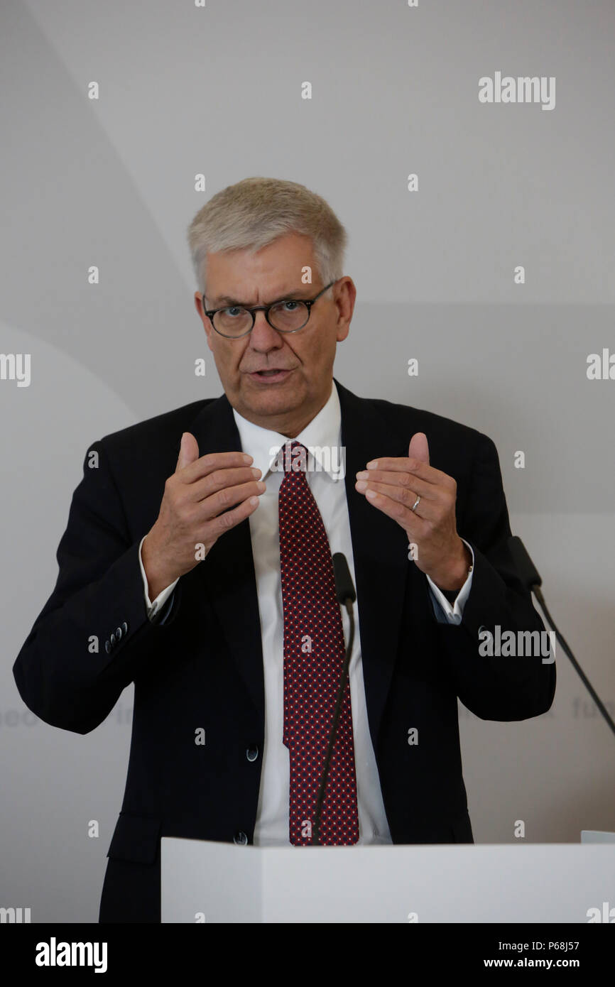 Mainz, Allemagne. 29 juin 2018. Thomas Bellut, le directeur général (Intendant) de la ZDF, traite de la conférence de presse. Le Conseil de la télévision publique allemande ZDF-service de radiodiffusion télévisuelle (Zweites Deutsches Fernsehen) se sont rencontrés pour leur 9. réunion de son XV. durée du mandat à Mayence. La présidente de la Commission Télévision de Marlehn Thieme a été réélu à son poste à la date prévue de l'élection de mi-parcours des 3 sièges du présidium. Crédit : Michael Debets/Alamy Live News Banque D'Images