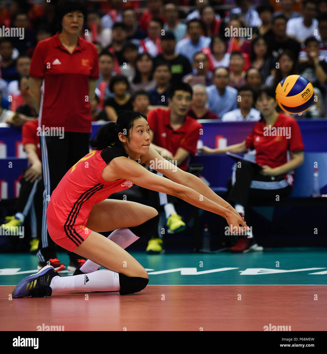 (180629) -- SHANGHAI, 29 juin 2018 (Xinhua) -- Ting Zhu de Chine creuse un col au cours de la piscine une correspondance entre la Chine et le Brésil à la FIVB 2018 Volley-ball Ligue des Nations Unies les finales de Nanjing, capitale de la province de Jiangsu, Chine orientale, le 29 juin 2018. La Chine a perdu 0-3. (Xinhua/Li Xiang)(WLL) Banque D'Images