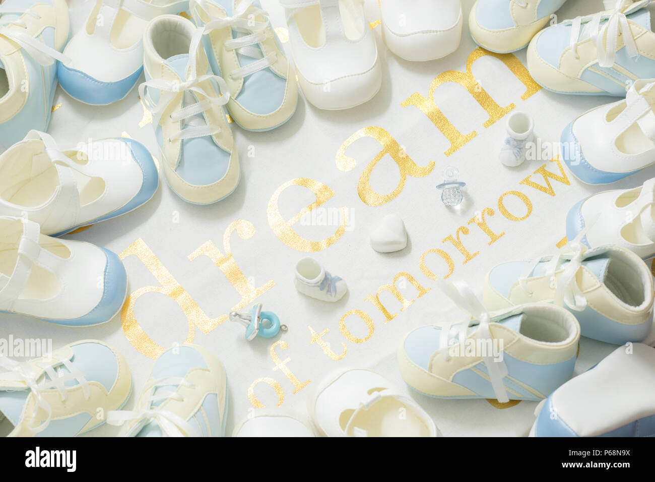Bebe Garcon Chaussons Bleu Cadre Sur Un Linge Blanc Arriere Plan L Accueil De Partie De Douche De Nouveau Ne Reve De Demain Vue D En Haut Photo Stock Alamy