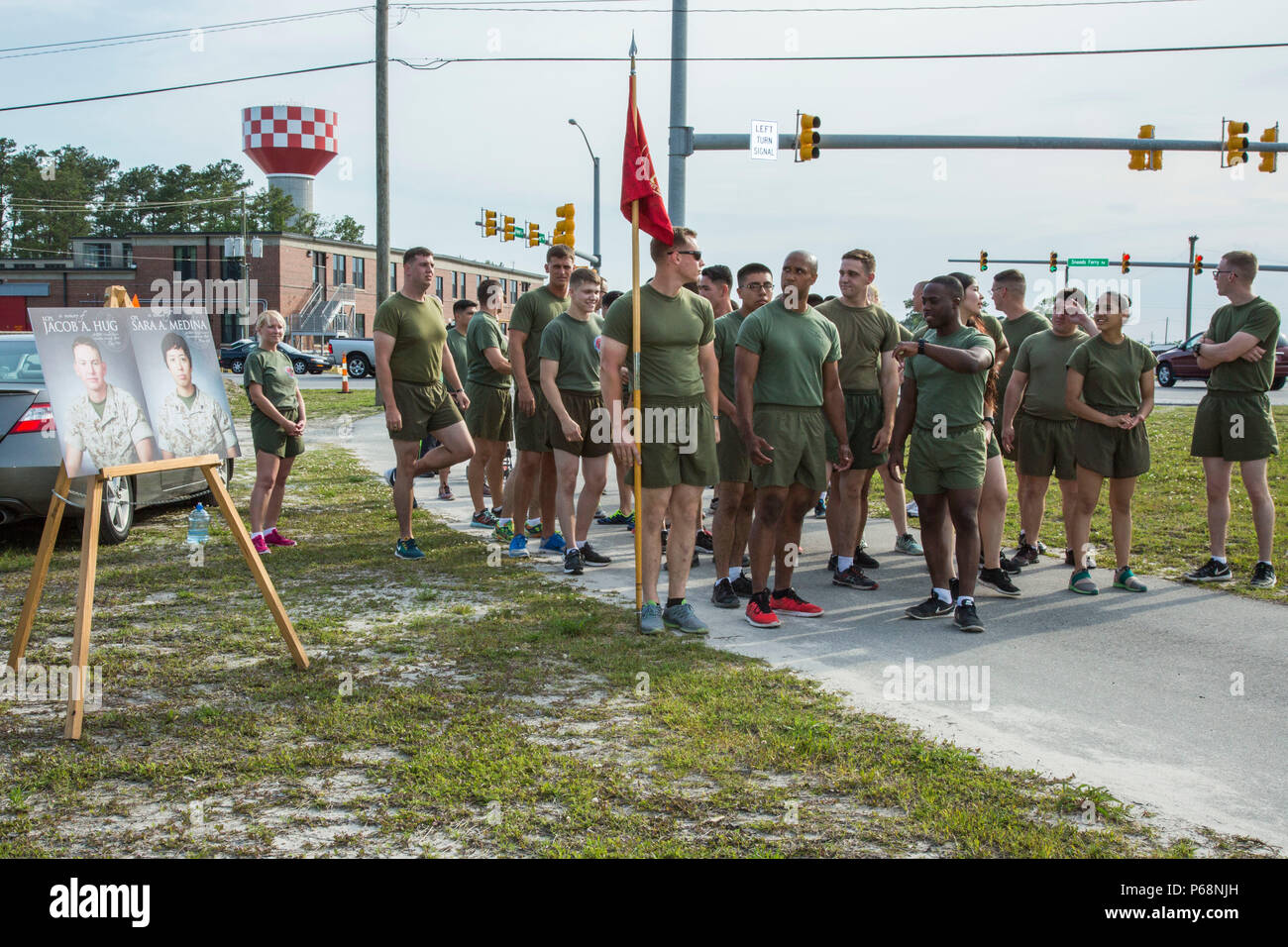 Les cadreurs de combat du Corps des Marines des États-Unis de diverses unités au sein des installations du Corps des Marines à l'Est se préparent à prendre part à une cérémonie commémorative en l'honneur de lancer le Cpl. Sara Medina, un photographe de combat, et lance le Cpl. Jacob Hug, un vidéaste, combat sur Camp Lejeune, N.C., 11 mai 2016. Ces Marines a fait le sacrifice ultime en fournissant une aide humanitaire et des secours aux villages éloignés au Népal en grand besoin d'aide lors de l'opération Sahayogi Haat. (U.S. Marine Corps photo par Lance Cpl. Judith L. Harter, Caméra de combat/MCIEAST) Parution Banque D'Images