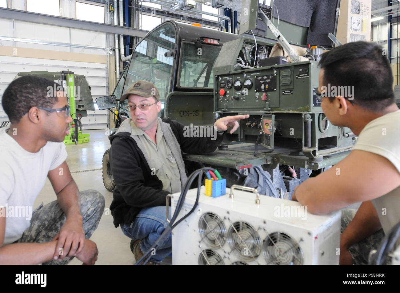 Technicien militaire Michael Esser procède à la formation d'entretien sur un générateur avec des soldats de la réserve de l'Armée de la CPS. John Channer et le Sgt. Suman Lama de la 818th Maintenance Co. à la 88e Commandement de soutien régional de l'équipement du site de concentration sur 67 Fort McCoy au Wisconsin, le 18 mai. Ces soldats représentent le service plus de 300 membres qui effectueront des travaux pratiques avec le RSC 88e cette année dans le cadre de l'opération Assistance Platinum. L'objectif de l'opération est de permettre à l'armée de soldats en faible densité de spécialités d'approvisionnement et d'entretien à effectuer et je maîtrise gain Banque D'Images