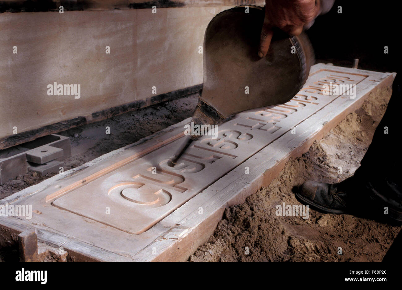 Le moule est préparé avant d'moltern le métal est coulé en c'est au casting d'une locomotive plaque constructeur. C1993. Banque D'Images