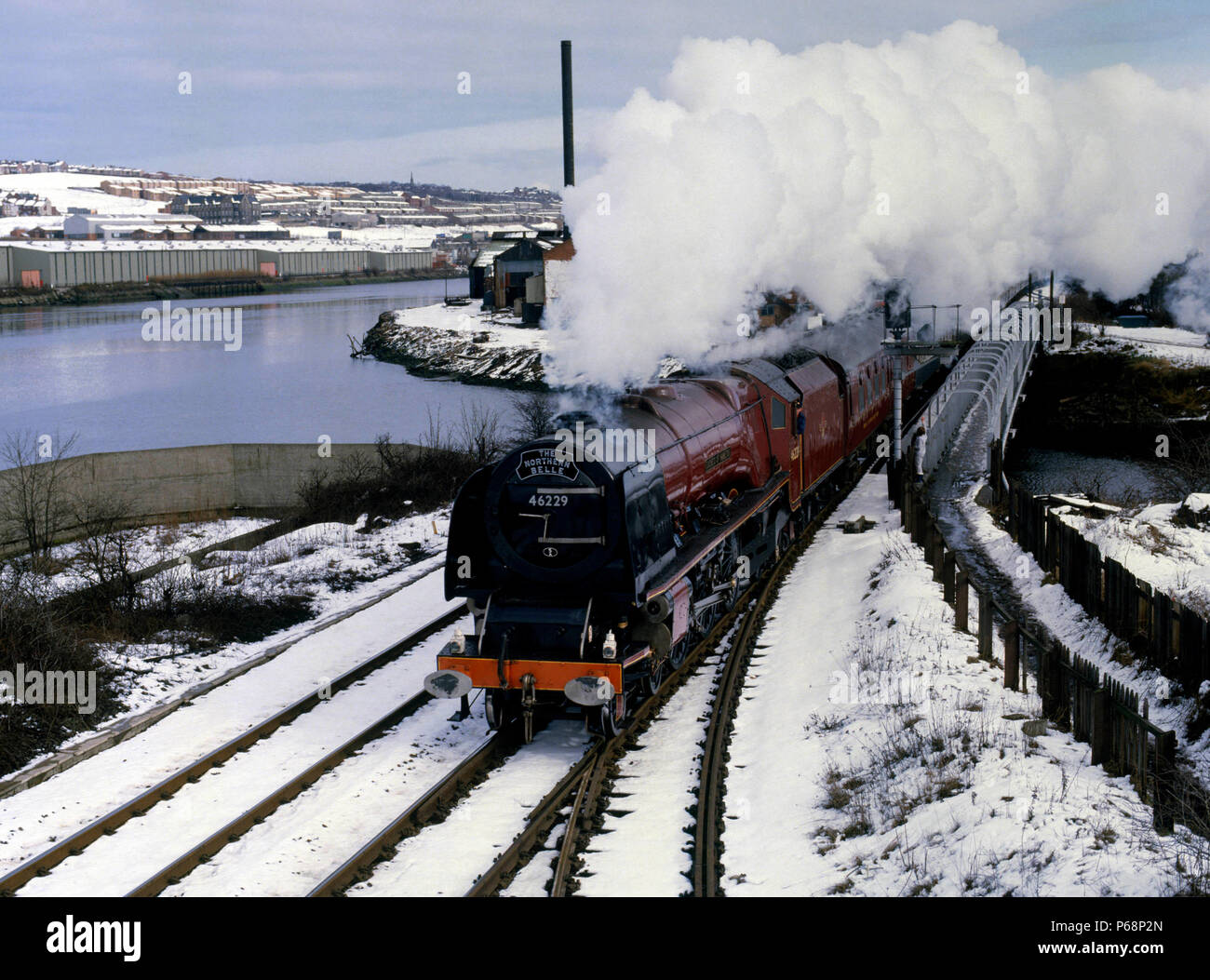 Le Northern Belle. No46229 de la duchesse d'Hamilton quitte Gateshead à Derwent Hauch sur la rivière Derwent comme il se joint à la Tyne. En route de Newcast Banque D'Images