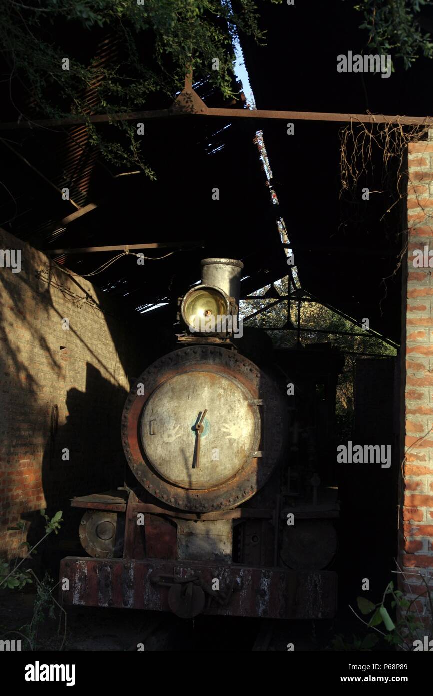 Le moteur silencieux à l'abri du Moulin à Sucre Lohat fermé dans Bihar le jeudi 15 mars 2007 à voie métrique avec 0-6-0 No 253. Construit par Bagnall de Sta Banque D'Images