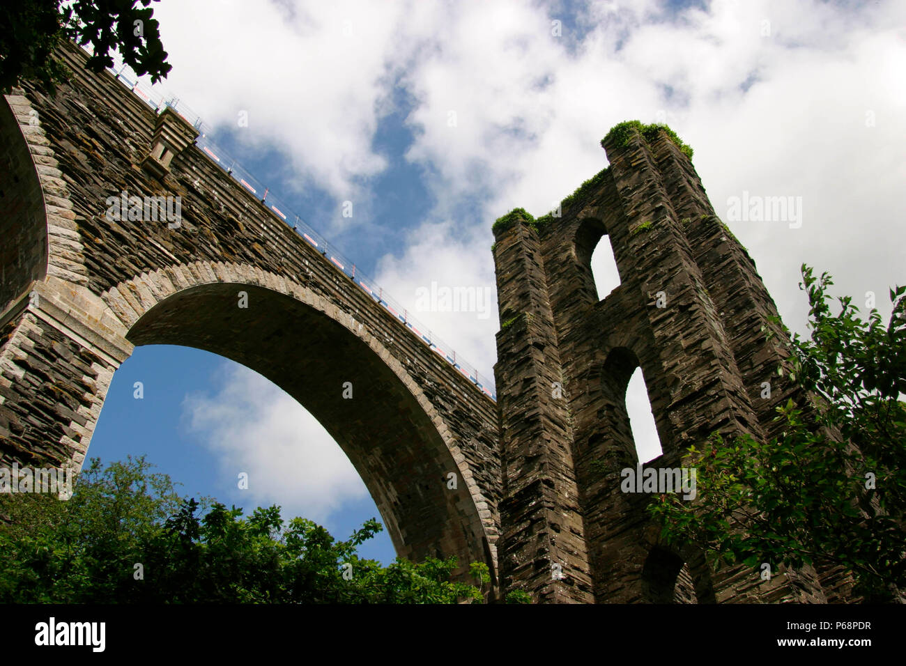 Le viaduc à Liskeard sur la Great Western Main Line à Cornwall se trouve à côté des ruines d'une ancienne structure. Août 2004. Banque D'Images