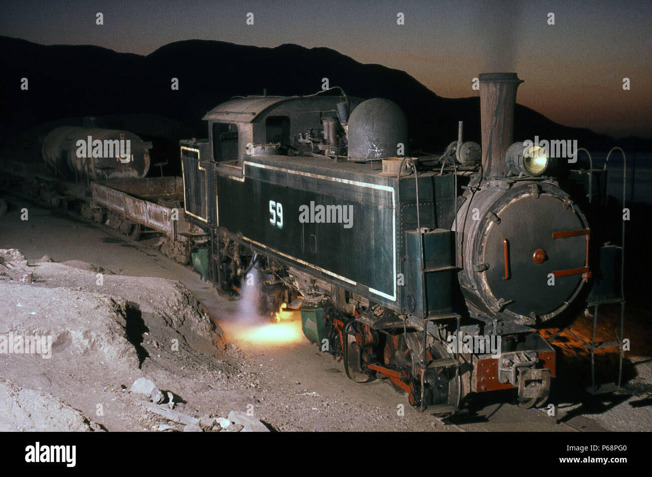 Le dernier survivant Kitson Meyer 0-6-6-0T au port de Taltal le désert d'Atacama au Chili. L'océan Pacifique est tout juste visible sur la droite. Banque D'Images