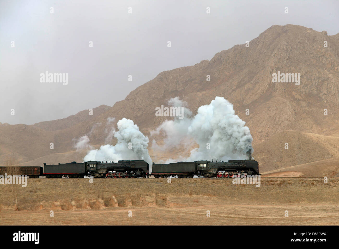 Deux chemins de Chine ex QJ Class 2-10-2s passer par le Jing Peng passer sur le chemin de fer Ji-Tong en Mongolie intérieure. Banque D'Images