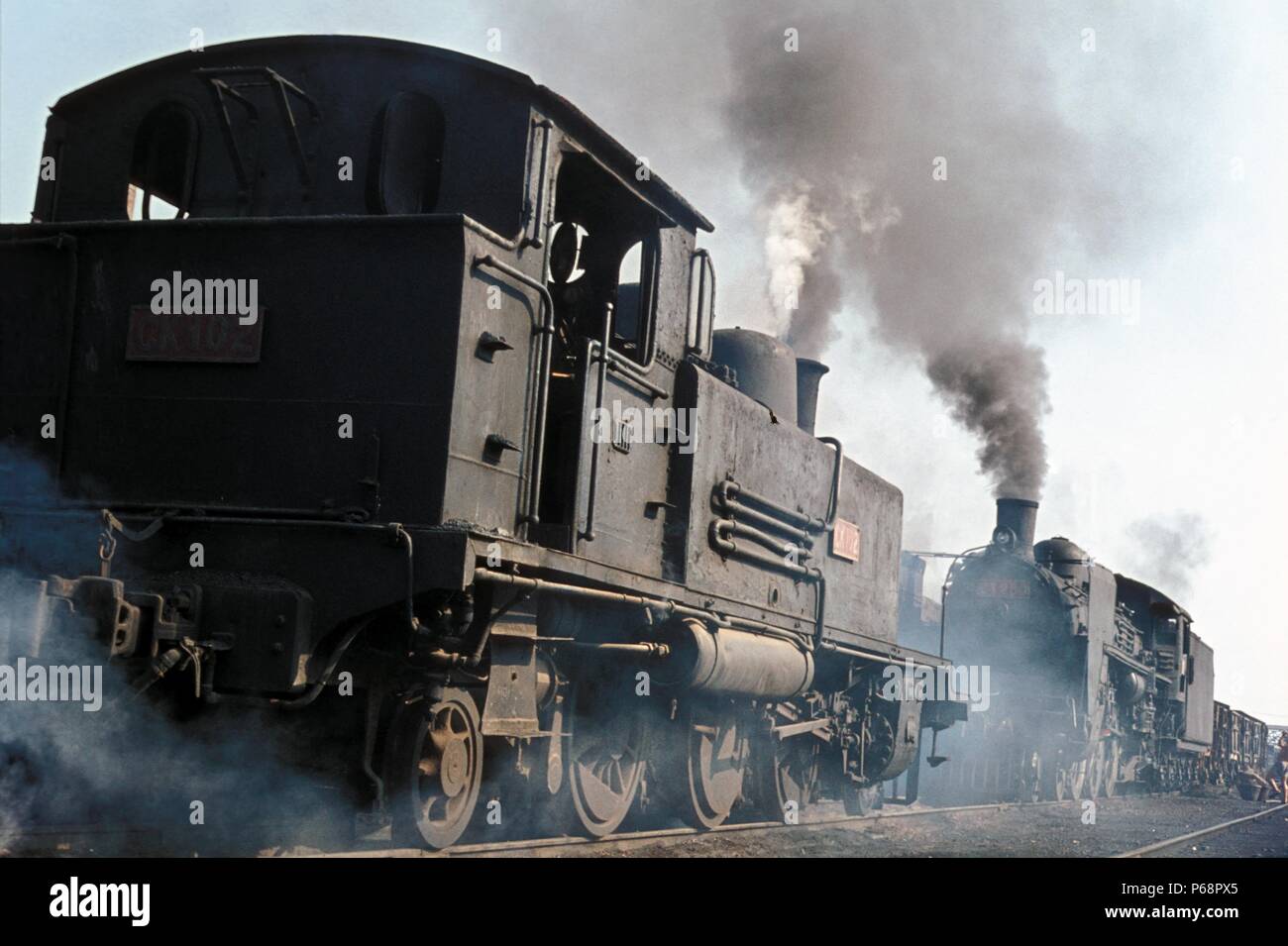 Deux des charmantes Hôtesses Japonaises conçu 3'6î types de jauge sur les chemins de fer du gouvernement de Taiwan en 1974. Cette photo du 5 octobre 1974 représente une classe 2-6-2T (à gauche) wi Banque D'Images