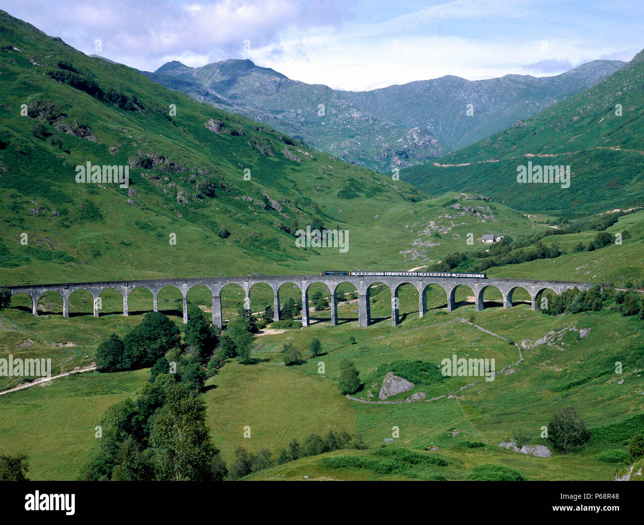 West Highland Line. No37188 avec le viaduc de Glenfinnan traverse 14:05 Fort William à Mallaig ex. 20.07.1984. Banque D'Images