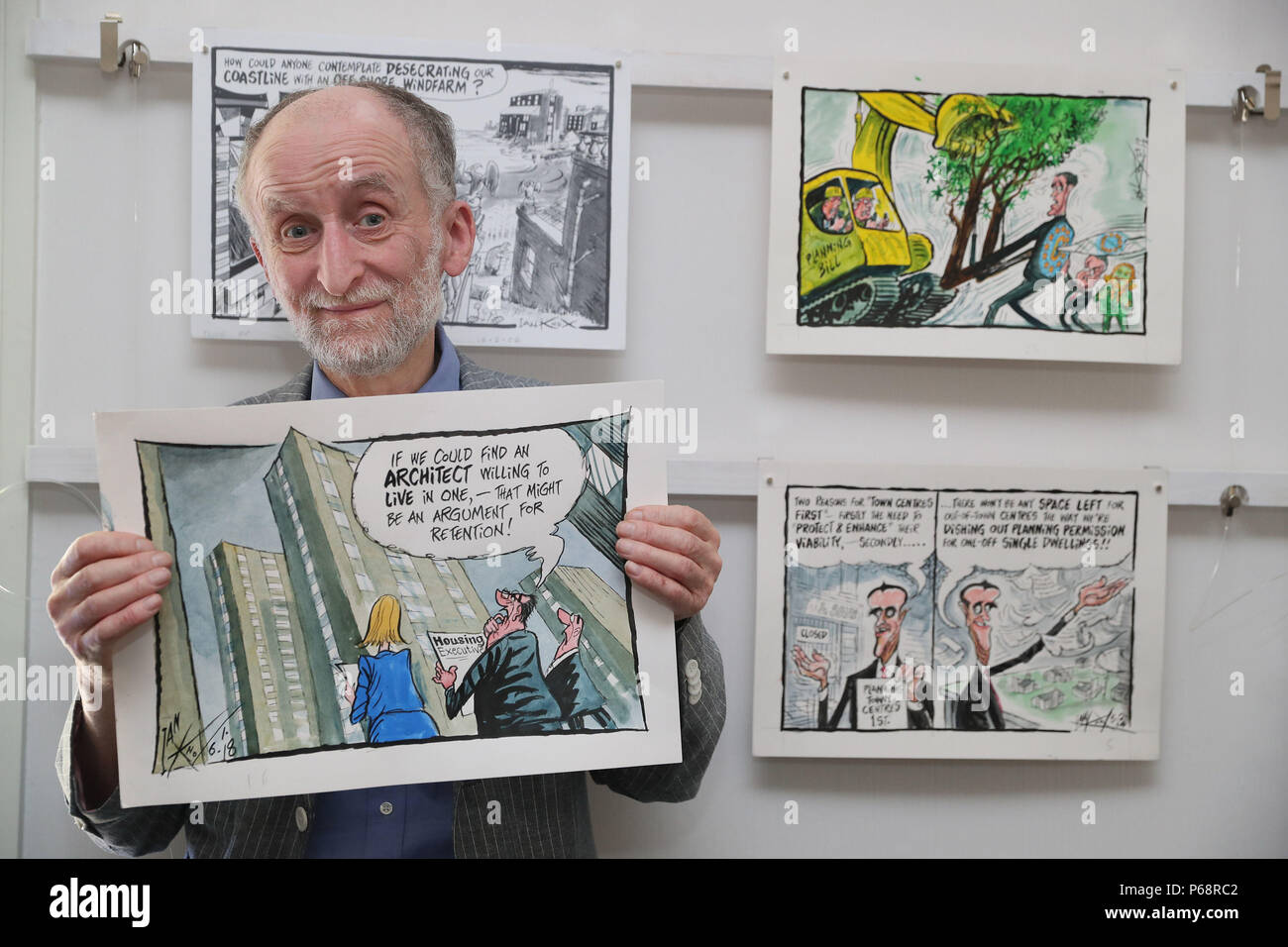 Dessinateur Ian Knox lors du lancement de sa nouvelle exposition à la crasse critique RSUA à Belfast. Banque D'Images
