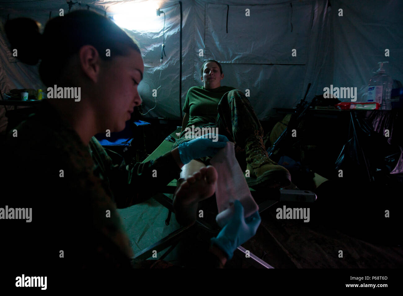 Matelot de 1re classe de la Marine américaine Alexis L., Ruiall hospitalmen avec à gauche, un escadron de guerre électronique tactique marines 2 enveloppements, une simulation d'une entorse à la cheville au cours de MEFEX 2016, au Marine Corps Air Station Cherry Point, N.C., 13 mai 2016. Diverses unités au sein de l'aile Marine 2D a participé à MEFEX 2016 afin d'aider à la formation du personnel de la bataille à mener efficacement des opérations du centre de commandement aérien tactique. (U.S. Marine Corps photo par le Cpl. Austin A. Lewis/libérés) Banque D'Images