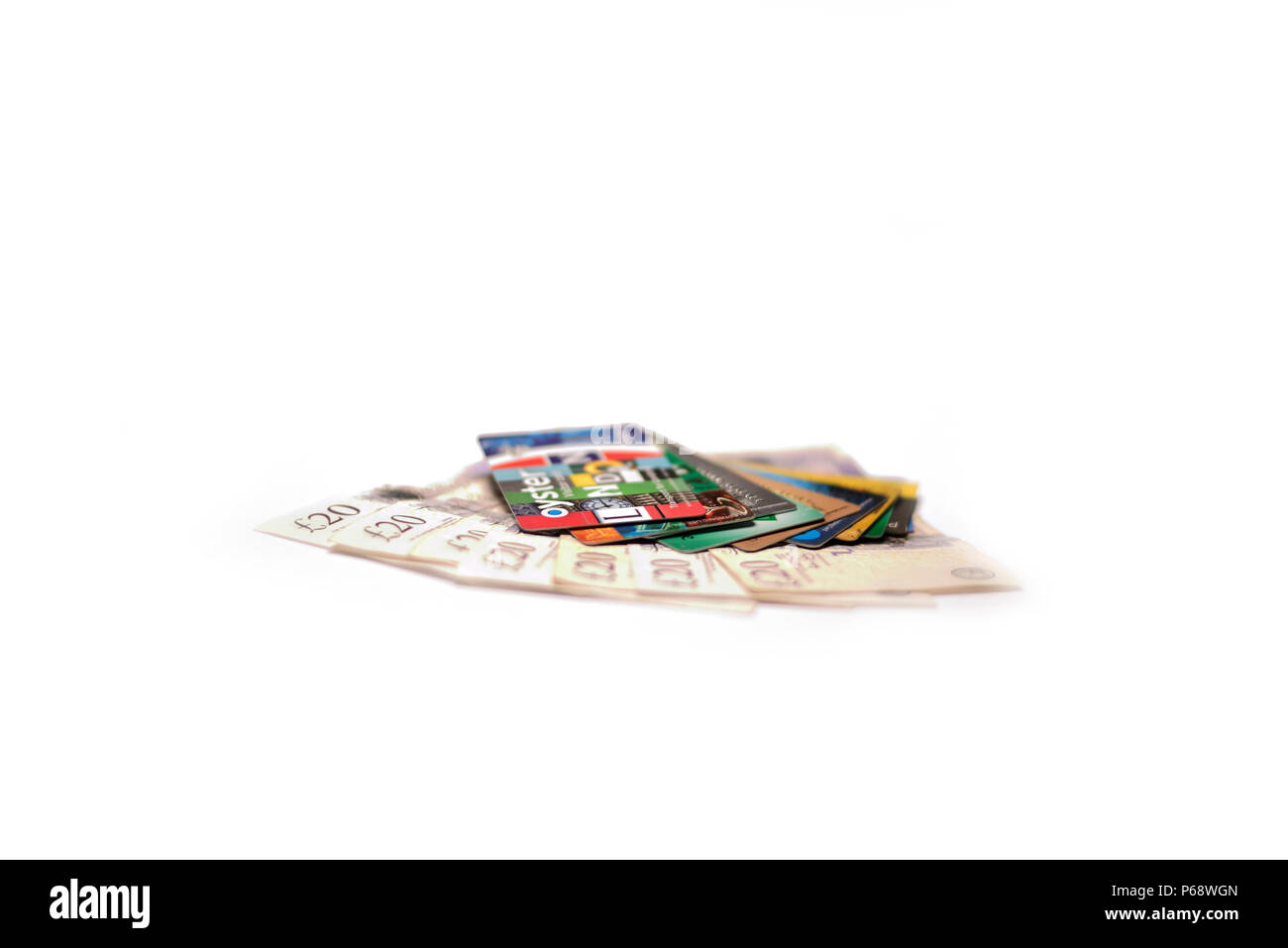 La livre britannique, Oyster Card et carte de crédit sur fond blanc Banque D'Images