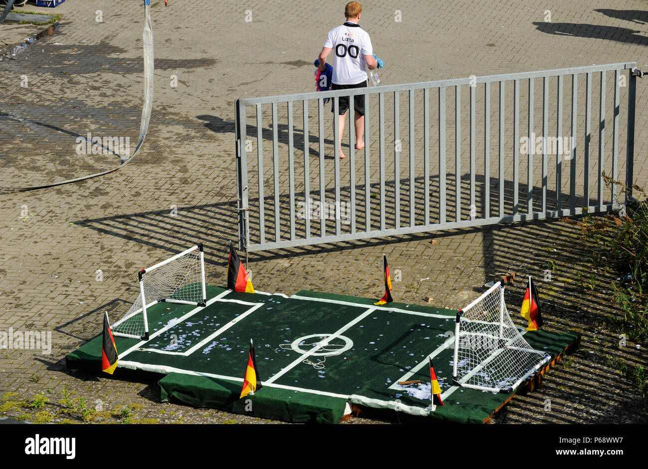 Allemagne mini terrain de foot avec but et drapeaux allemands, game over, going home Banque D'Images